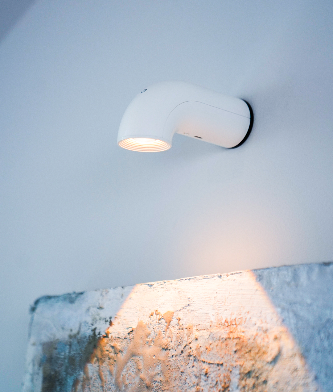 �ǂɎ��t���đ������Ƃ炷 TUBE LAMP