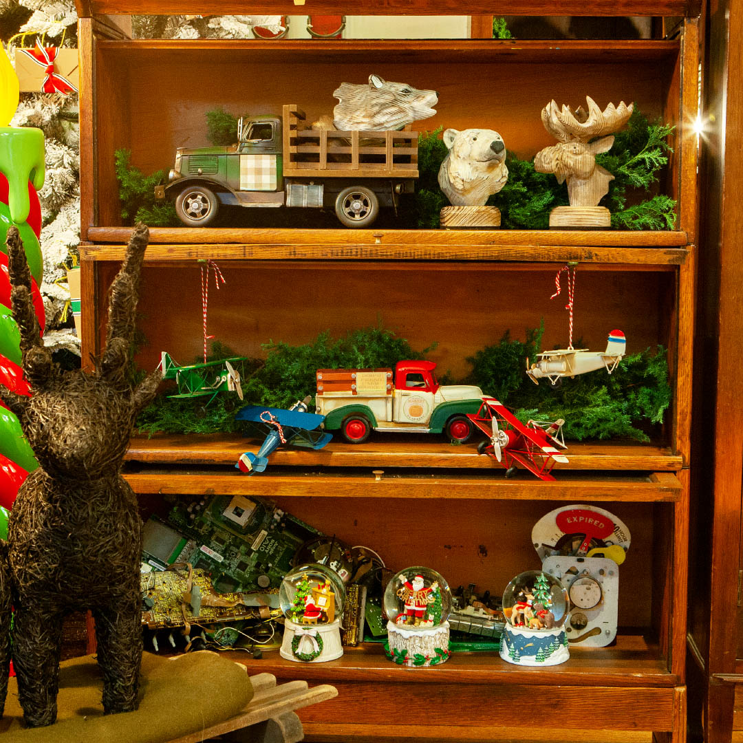 SNOWGLOBE GARLAND GREETINGS SANTA