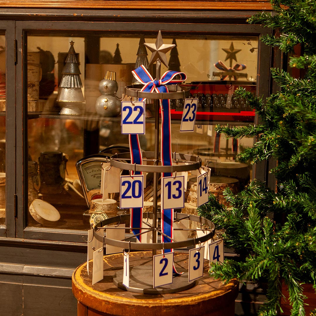 HANGING ORNAMENT HOLDER
