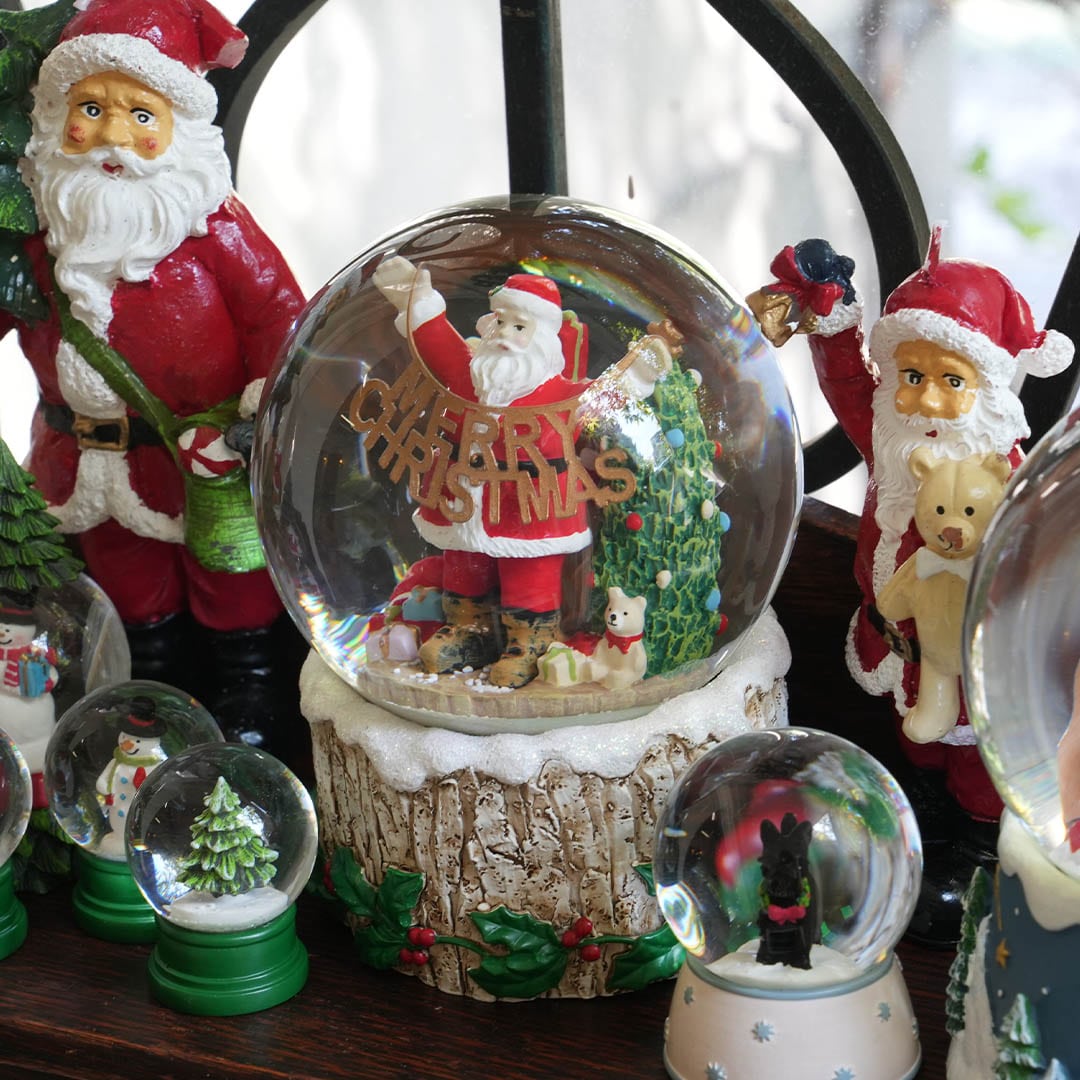 SNOWGLOBE GARLAND GREETINGS SANTA