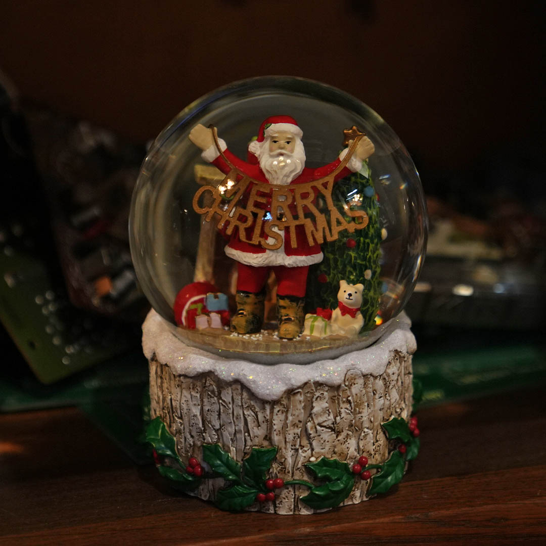 SNOWGLOBE GARLAND GREETINGS SANTA