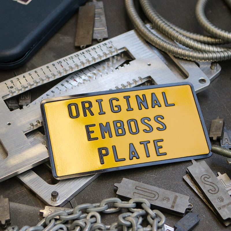 EMBOSS HOUSE PLATE DOUBLE YELLOW/BLACK