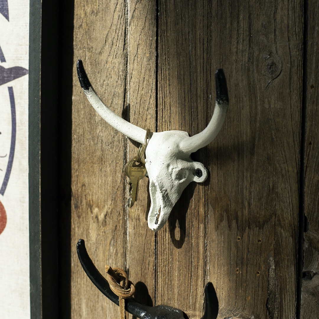 BULL SKULL HOOK C.IVORY