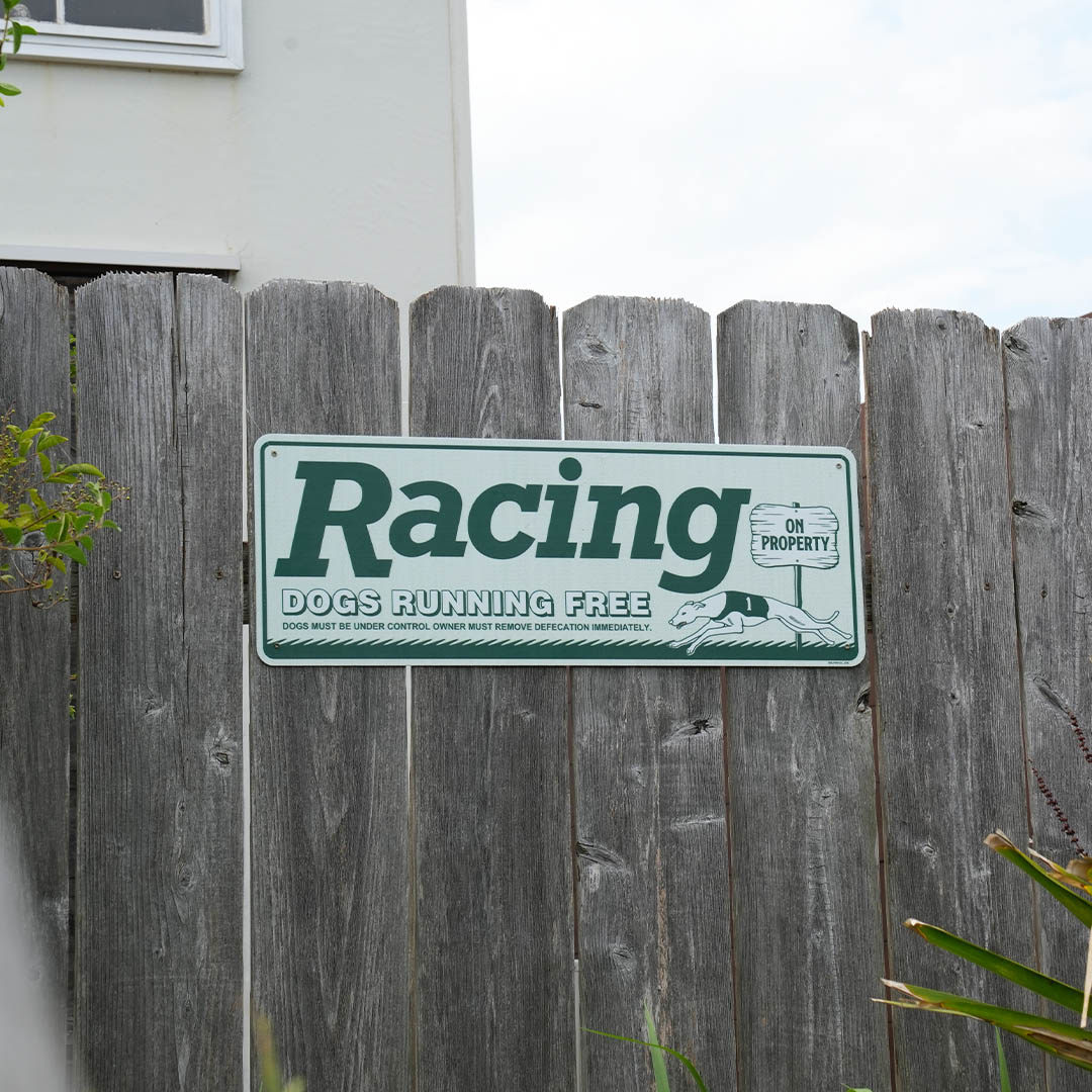 FIBER SIGNBOARD DOG RUN