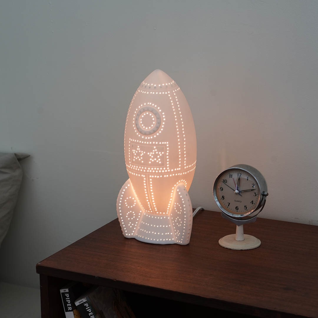 PORCELAIN ROCKET LIGHT MAT WHITE