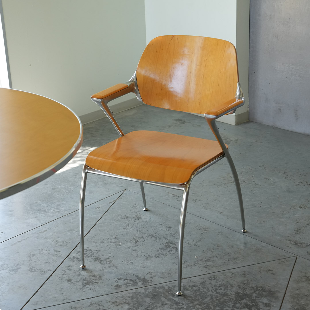 WOOD ALUMINUM ARM CHAIR MAPLE