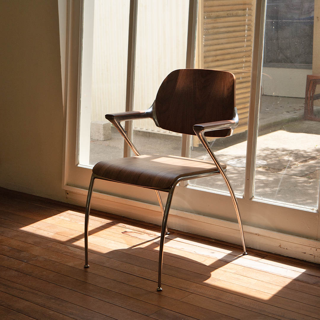 WOOD ALUMINUM ARM CHAIR WALNUT
