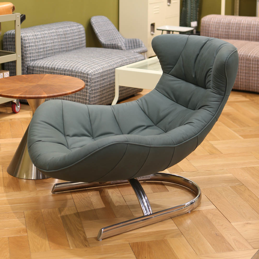 LOUNGE CHAIR