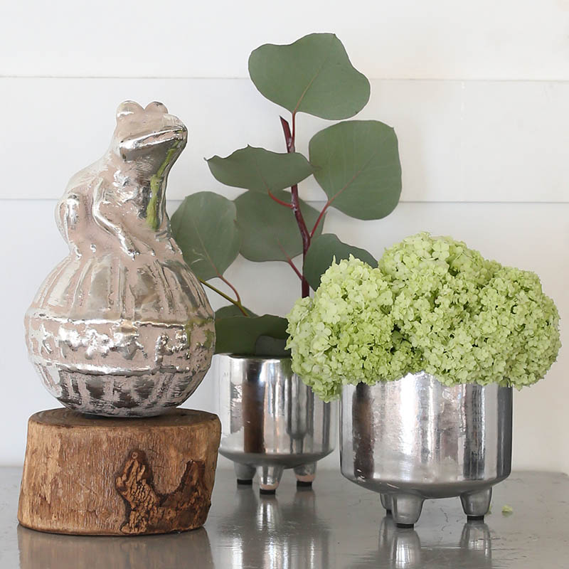 SILVER POT WITH LEGS S