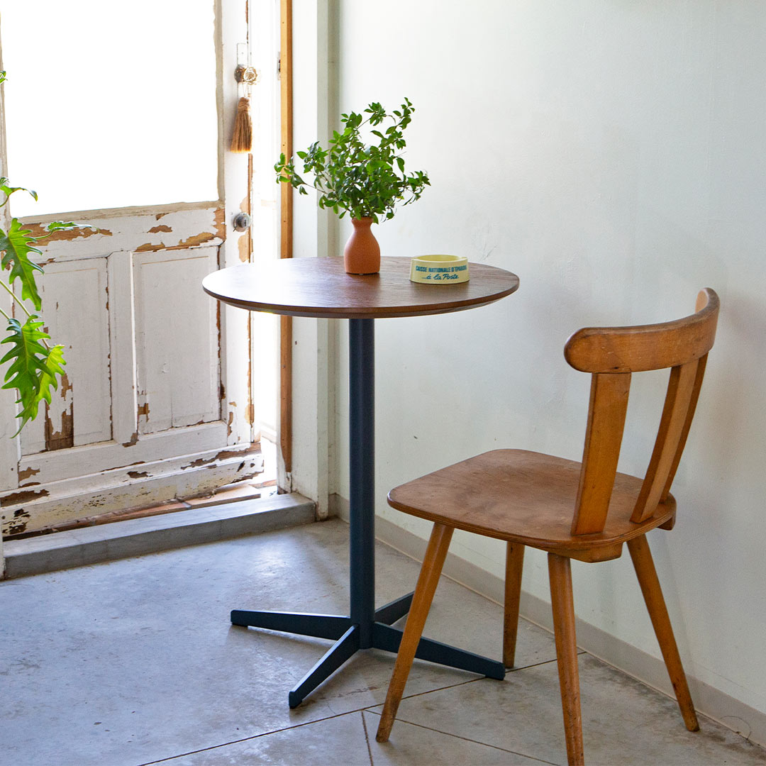 STEEL LEG CAFE TABLE WITH WOODEN TOP
