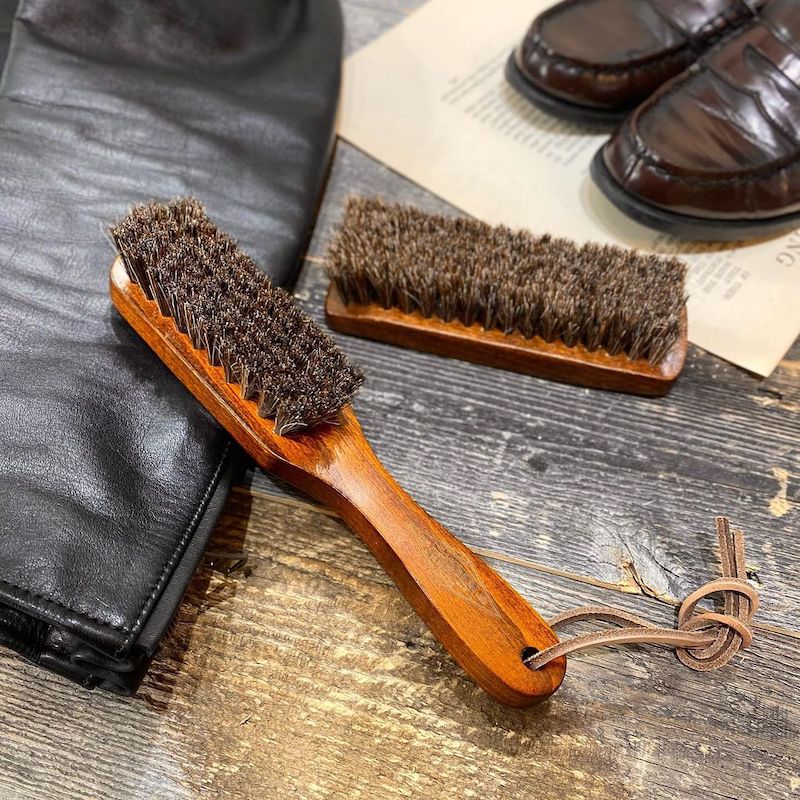 CLOTHES BRUSH