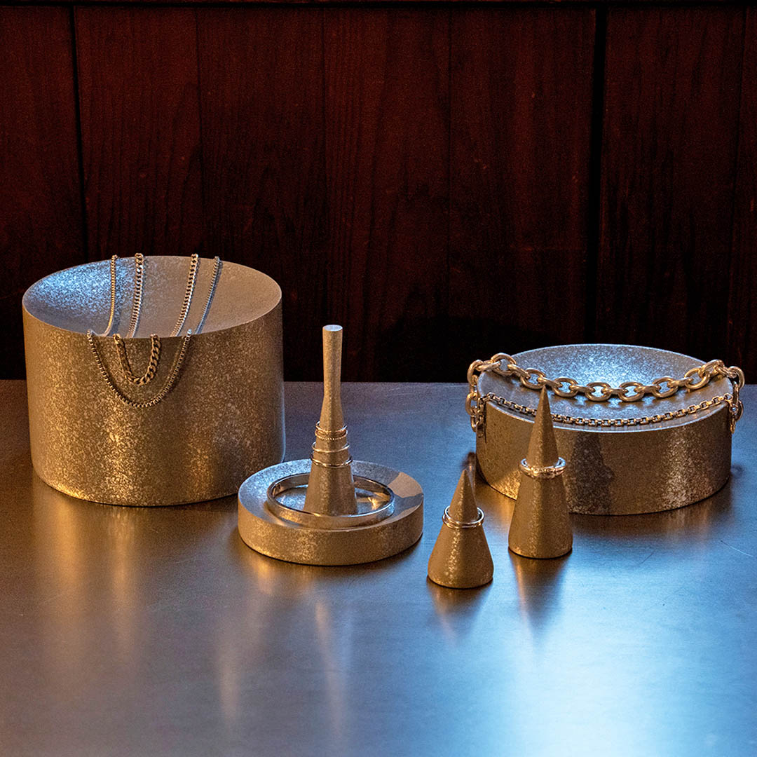 THE RING HOLDER WITH TRAY