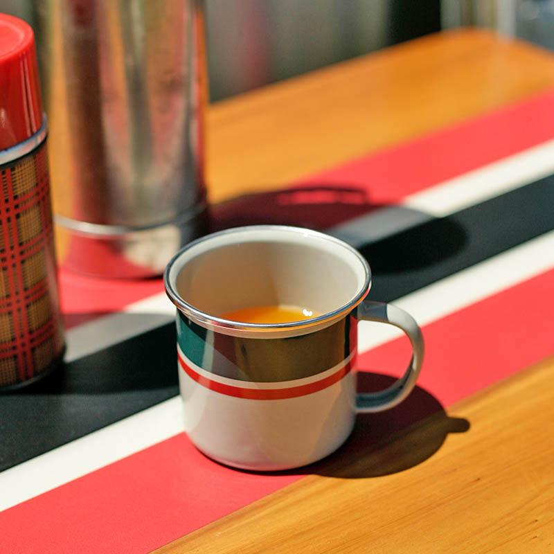 SS RIM ENAMELED MUG GREEN/RED