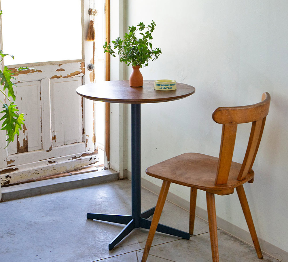 STEEL LEG CAFE TABLE WITH WOODEN TOP