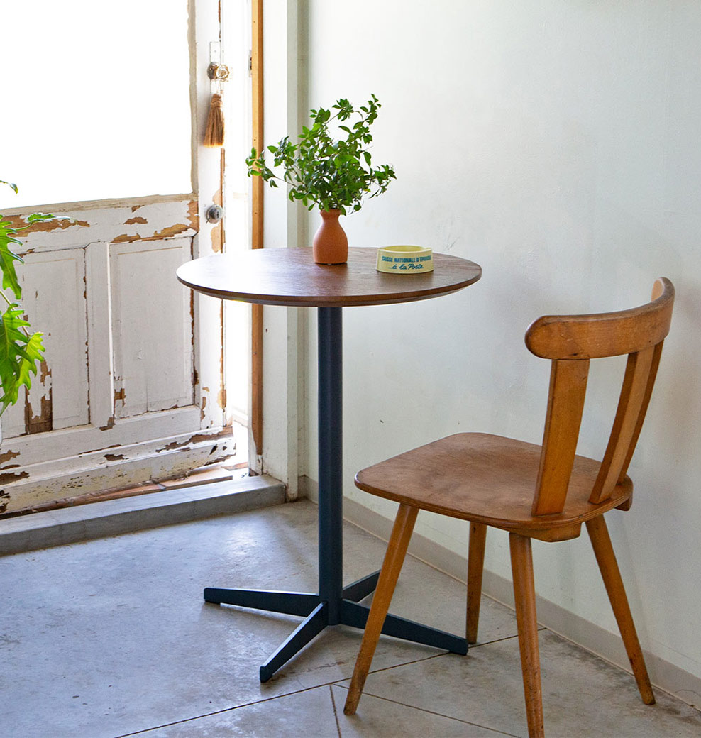 STEEL LEG CAFE TABLE WITH WOODEN TOP
